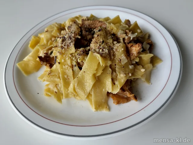 Pfifferlings-Carbonara (Gl,La,Sl,Sf) mit Eiernudeln (1), Haselnuss-Crunch (Nu) und Wildkräuteröl, dazu ein Beilagensalat nach Wahl
