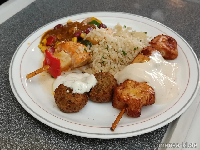 Hähnchenbrust-Spieß Mango-Mole (5,La,Sw,G), Zitrus-Limetten-Lachs-Spieß (5,Fi,Sw,Wt), Tofu-Miso-Mare-Spieß (Gl,So), Halloumi-Ananas-Spieß (La), Pfannengemüse, verschiedene Dips, Salate, Vollkornreis und Gourmet Gerste