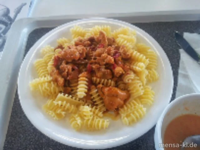Putengeschnetzeltes (G) in Paprika-Rahmsoße, Eiernudeln und Salat