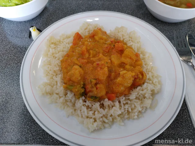 Indisches Curry mit Kartoffeln und Gemüse (Sf), dazu Reis und Salat