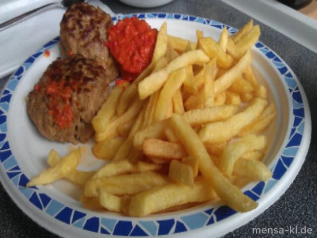 Bifteki (Rinderhack-Medaillons mit Fetafüllung), Ajvar-Dip, Pommes-Frites und Salat