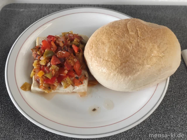 Ofen-Schafskäse mit Ragout von Paprika, Zwiebeln, Oliven und Pepperoni (3,6,La), dazu Pita (Gl,Se)