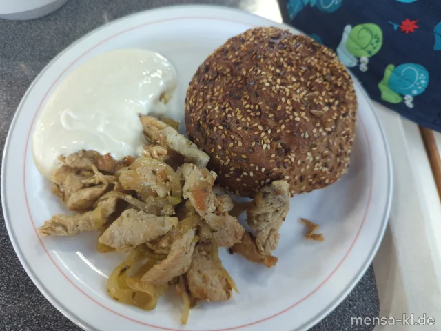Kebab aus Putenfleisch (G) mit Joghurt-Dip (La), Eiweiß-Dönerbrot (Gl,Se,So) und Krautsalat (1,5,9,Gl,Ei,Sw,Sf)