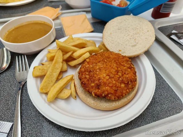 Crispy-Chicken-Burger (Gl,Sl,G) mit Tomaten-Pfirsich-Chutney (2,Sl,Sf) im Burgerbrötchen (Gl,Se), dazu Potato-Wedges und Farmersalat (1,5,Sw)