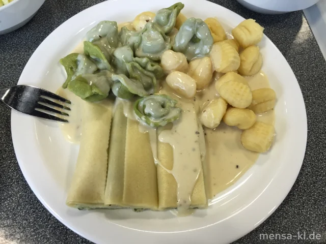 "Combinazione": Cannelloni mit Ricotta-Spinatfüllung (1,Gl,Ei,La,V), Tortellini mit Gemüsefüllung (1,Gl,Sl,V) und Gnocchi (Gl,Ei,V), dazu bunter-Pfeffer-Soße (Gl,La,V) und Salat (V)