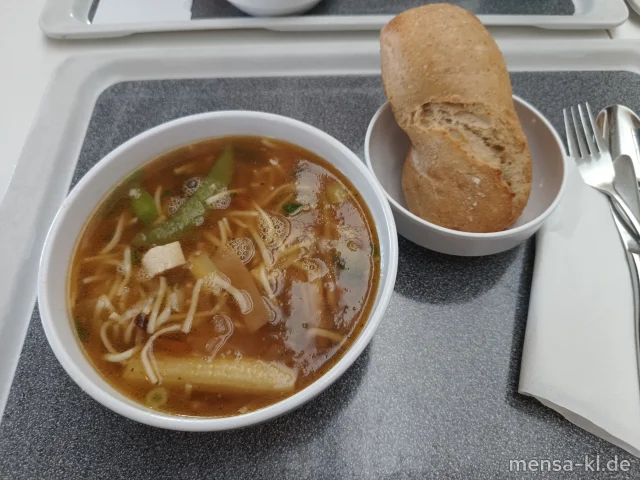 Ramen: Japanische Nudelsuppe mit Wok-Gemüse, Zuckerschoten, Maiskölbchen und Tofu (2,Gl,Se,So), dazu ein Sauerteigbrötchen (Gl)