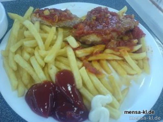 Schweinerückensteak (4) mit Pusztasoße (9), Pommes-Frites und Salat