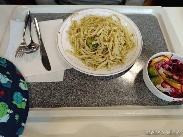 Linguine mit Pesto Genovese und Broccoli (Gl,Nu), dazu ein Beilagensalat nach Wahl