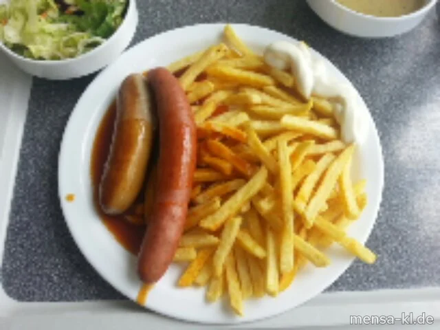 Currywurst-Duo: Jeweils eine rote und weiße Wurst mit Currysoße (1,2,3,4,8,R,S,Lfrei), Pommes frites (Lfrei) und Salat (Lfrei)