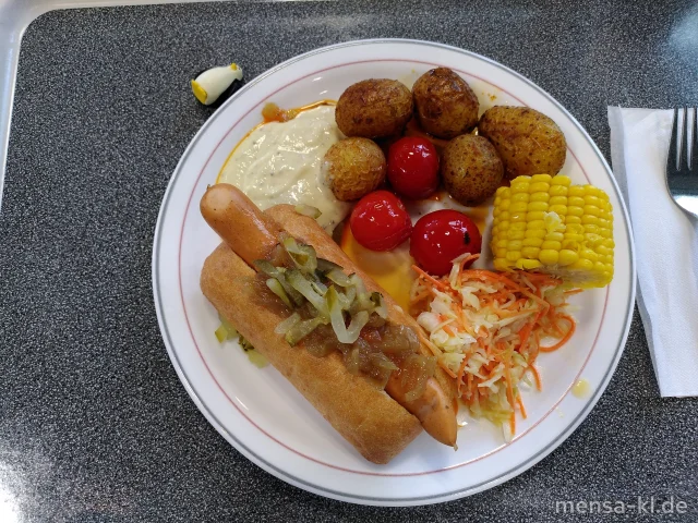 Kikok Hähnchen Bratwurst (3,8,G), Kikok Hähnchen Wiener (2,3,8,G), Thüringer Bratwurst (8,S), vegane Bratwurst (Gl), Brezel Brioche Hot-Dog-Brötchen (Gl,Ei,La), verschiedene Hot-Dog-Brötchen (Gl), Topping-Station (1,5,Sw,Sf), kleine Ofenkartoffel, Maiskolben und Salate