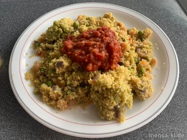 Couscous mit Garnelen, Erbsen, Romanesco, roten Zwiebeln und Tomatensalsa (1,Gl,Kr,Sl,Sf,Se), dazu Salat