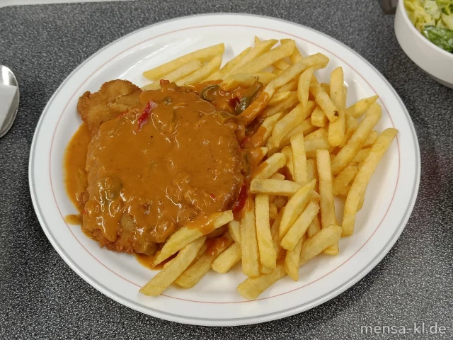 Paniertes Schweineschnitzel (Gl,S) mit Paprika-Zwiebel-Sahnesoße (Gl,La), Pommes frites und Salat