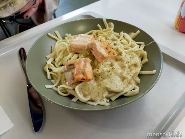 Wildlachswürfel (Fi) in Dill-Kräuter-Soße (Gl,La), dazu Tagliatelle (Gl,Ei) und Salat mit Kräuter-Dressing (1,5,Gl,Nu,Sw,Sf)