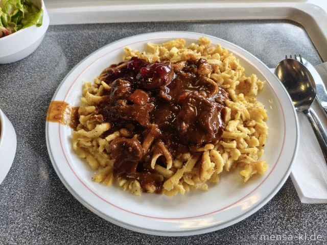 Hirschgulasch (1,Gl,Sl,Sf,W) mit Haselnussspätzle (Gl,Nu,Ei,La) und Preiselbeer-Kompott mit grünem Pfeffer, dazu Salat