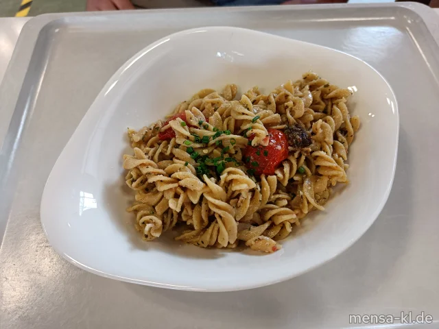 Prima Pasta: Vollkornfusilli (V) mit Bärlauchpesto (2,Nu,Ei,La,V), dazu Cherrytomaten (V)