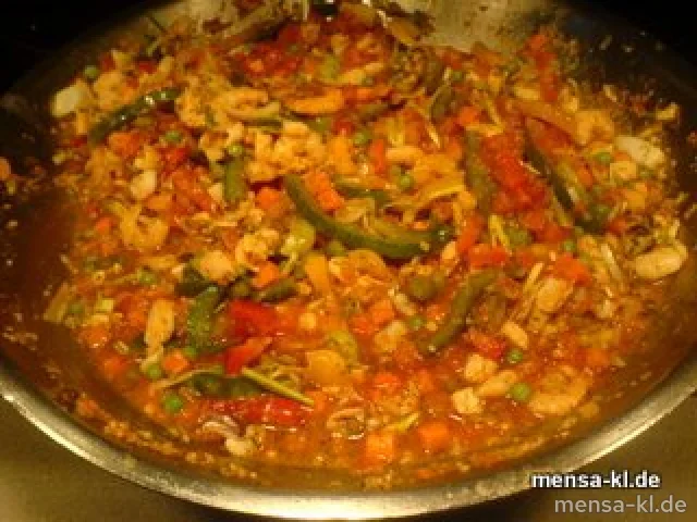 Andalusische Gemüsepfanne mit Hähnchenfleisch, Garnelen, Erbsen und Karotten, Safranreis
