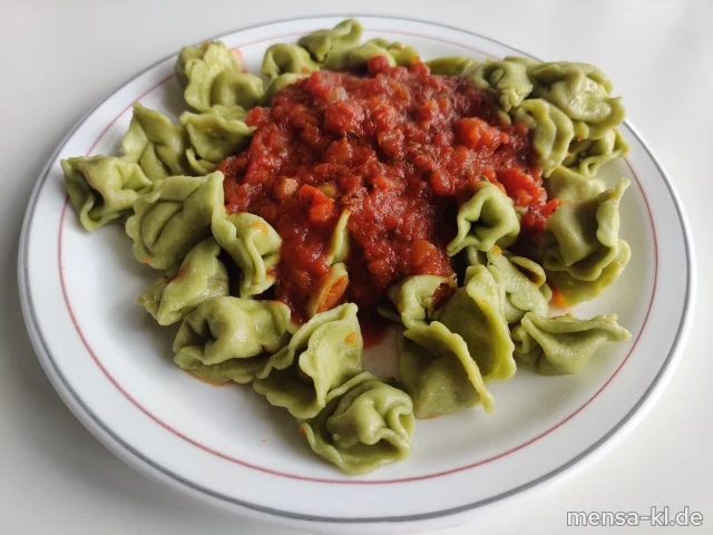 Grüne Tortellini mit Gemüsefüllung (1,Gl,Sl), Tomatensugo (Gl) und Bohnen-Mais-Salat (5,Sw,Sf)