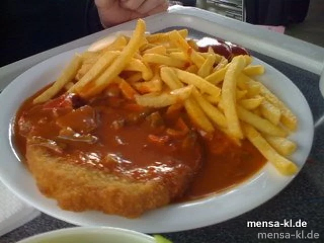 Paniertes Schnitzel (S) mit Paprika-Rahmsoße, Pommes-Frites und Salat