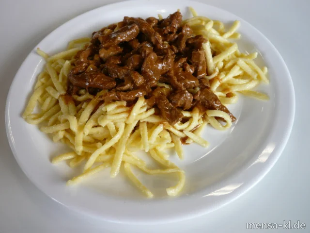Rindergeschnetzeltes in Whisky-Soße (1,Gl,La,A,K,R), Spätzle (1,Gl,Ei) und Salat