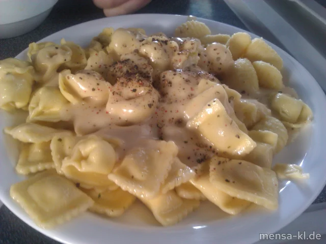 "Combinazione" (V): Gnocchi, Tortellini mit Ricotta-Spinatfüllung und Ravioli Pommodori, dazu bunter-Pfeffer-Soße und Salat