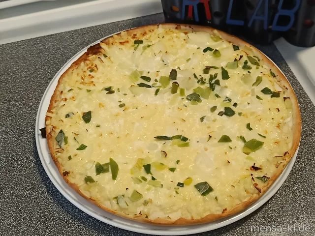 Flammkuchen mit Lauch und Käse (Gl,La,So), dazu Salat