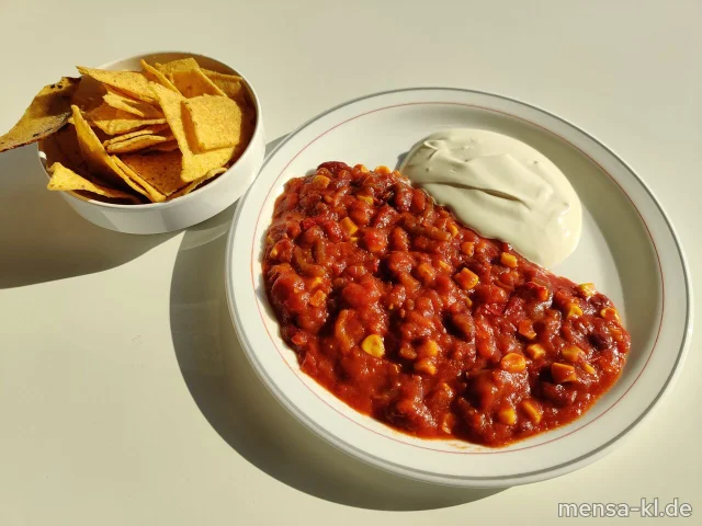 Chili-Con-Carne (R) mit Sour Cream-Dip (1,9,Gl,Ei,La,Sf), Tortillas-Chips und Salat
