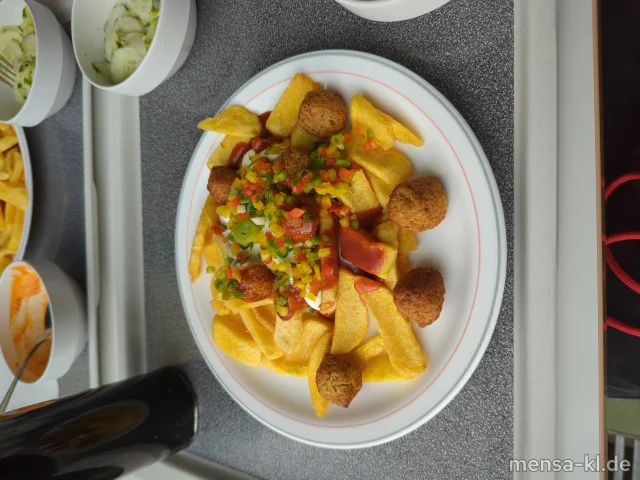 "POUTINE" Große Portion Steakhouse-Fries Falafel (1,Gl,Sl), Barbecuesoße (1,Sl,Sf), Frühlinsgzwiebeln, bunter Paprika und Limettenmayonnaise (Gl,Nu,Sf)
