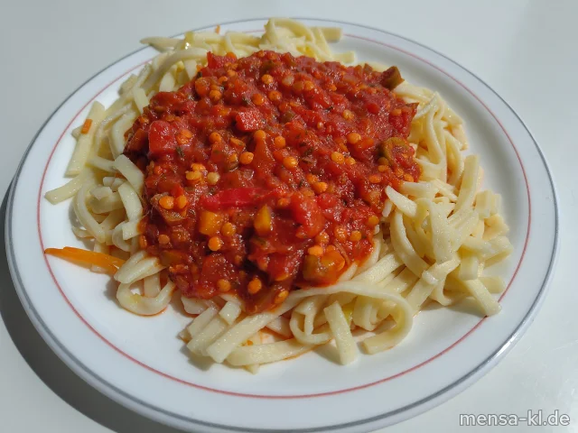 Gemüsenudeln (Gl,Sl), Pepperonata mit roten Linsen (4) und Salat (1,5,Sw)