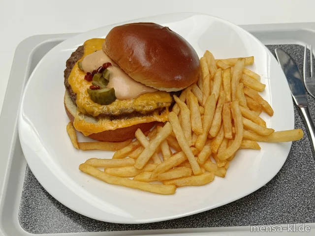Rinderburger im Brioche Bun, gewürfelte Senfgurken, karamelisierten Orangen Speck, und Cheddar (1,2,9,Gl,Ei,La,Sl,Sf,R,S), dazu Pommes frites