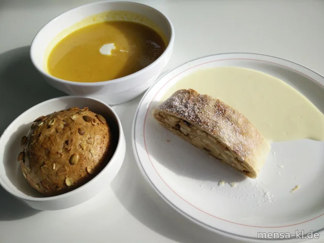 Kürbissuppe (2,La,V) mit einem Stück Apfelstrudel (Gl,Ei,V), Vanillesoße (La,V) und einem Bio-Kürbiskernbrötchen (Gl,So,V)