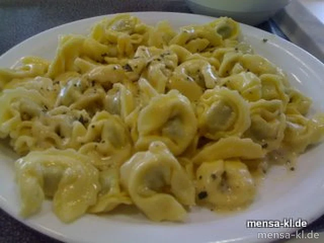 Grüne Tortellini (V) mit Ricotta-Spinat-Füllung, Basilikumsoße und Salat