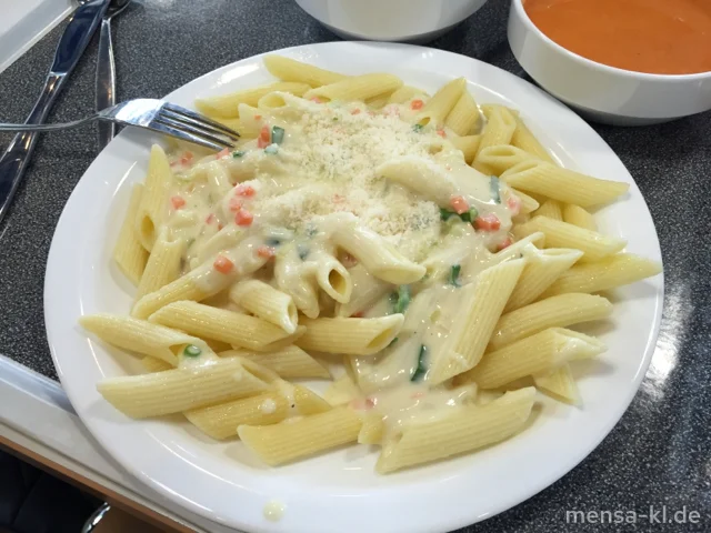 Große Portion Sahne-Nudeln (Gl,La,Sl,V), Grana Padano (2,Ei,La,V) und Salat (V)