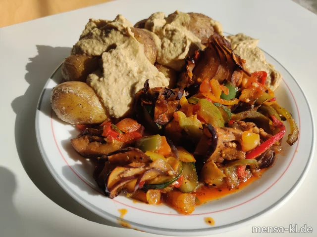 Antipasti-Variation mit Hummus und gebackenen Kartoffeln (Sf,Se), dazu einen Beilagensalat nach Wahl