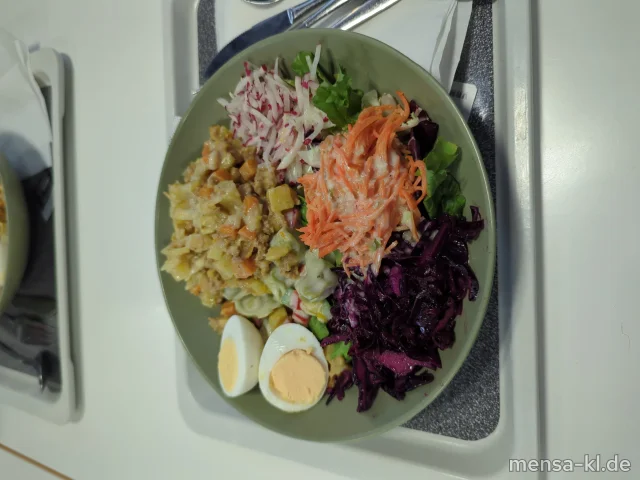 Bowl mit Tomaten, Gurken, Paprika, Rotkohl und Kartoffel-Kürbis-Auflauf (1,Gl,Sl,So), dazu Kräuter-Dressing (1,5,Sw,Sf)