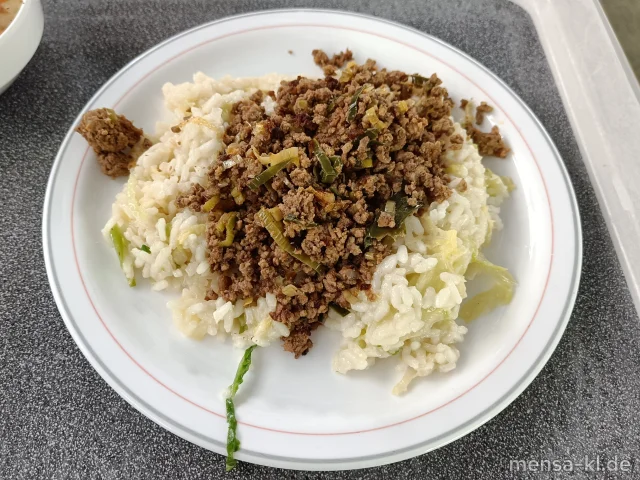 Wirsing-Risotto aus dem Ofen mit Hackfleisch (1,Gl,R), dazu Salat