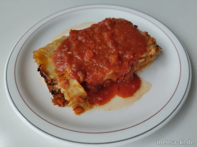 Linsenlasagne (Gl,Sl), dazu Tomatensugo (Gl) und Salat