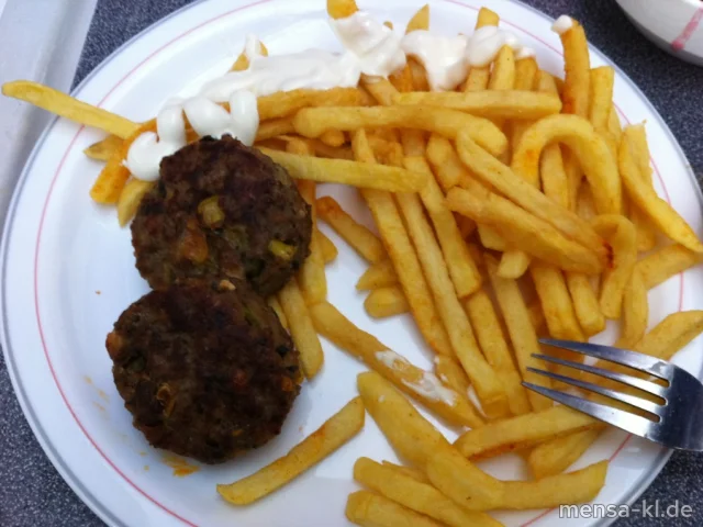 Köfta (Rinderhacksteak mit Gemüse und Feta) (R), Pommes-Frites und frisches Paprikagemüse