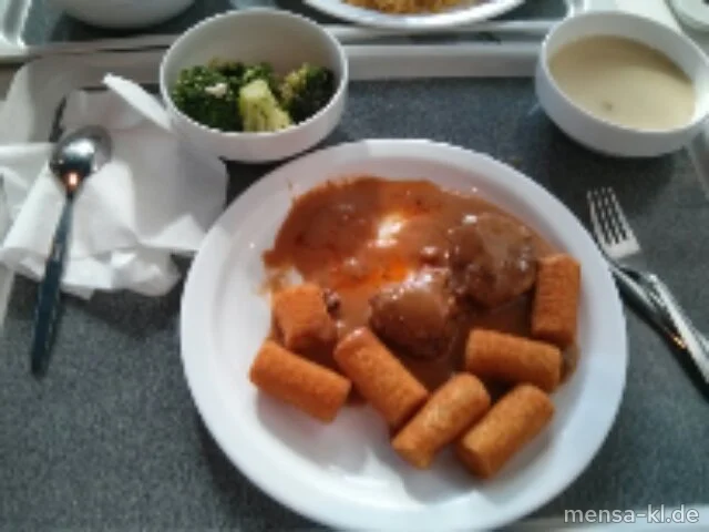 Zwei Stück Schweinelende (S) mit Rahmsoße (A) und Kroketten (1), dazu Broccoligemüse mit Mandelbutter