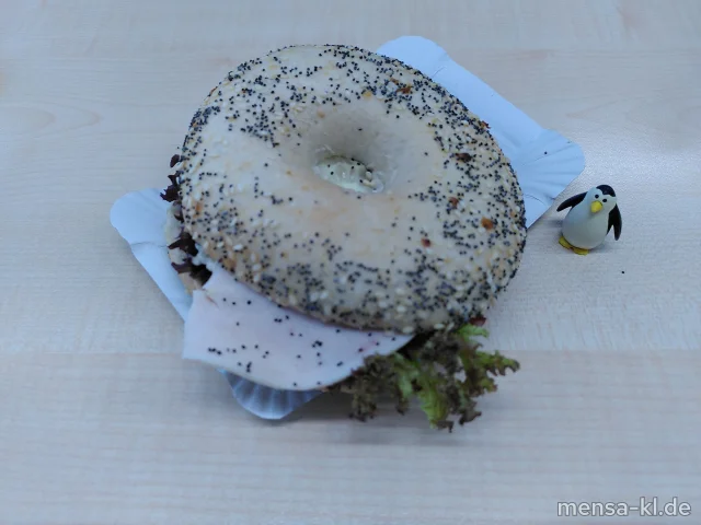 Bagel belegt mit Putenbrustschinken, Tomaten, Salatgurke, Lollo und Remoulade (2,3,8,Gl,Ei,Sf,Se,G) (Vegetarischer Bagel[1]:Little Italy Bagel mit Mozzarella, Tomaten, Rucola, Basilikum und Balsamico) (1,3,5,Gl,La,Sw,Se)