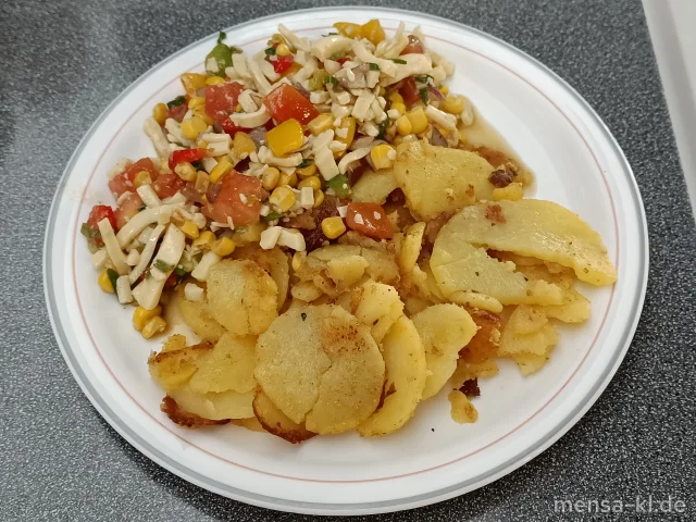 Käsesalat mit Tomaten, Mais, Paprika und roten Zwiebeln (1,3,5,La,Sw), dazu Bratkartoffeln und ein Apfel