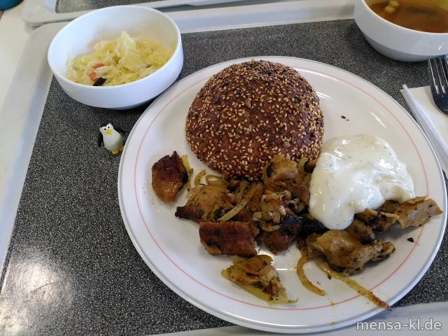 Veganes Kebab (Gl) mit Kräuter-Dip (Gl,Nu), Eiweiß-Dönerbrot (Gl,Se,So) und Krautsalat (1,5,Sw,Sf)