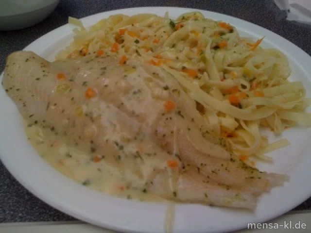 Gedünstetes Pangasiusfilet auf Tagliatelle mit einer leichten Gemüsesoße, dazu Salat