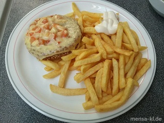 Vollkorn-Pilz-Brätling (2) "Cheeseburger Art" mit Tomate, Zwiebeln und Käse (1/2) überbacken, Pommes-Frites und Salat