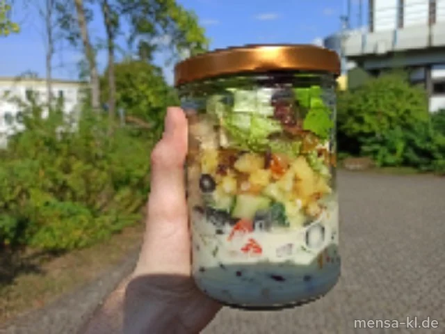 Griechischer Bauernsalat mit Hirtenkäse, Bohnen, Paprika, Gurken, Kartoffeln und Oliven (6,La), dazu Buttermilch-Dressing (1,5,La,Sw,Sf)