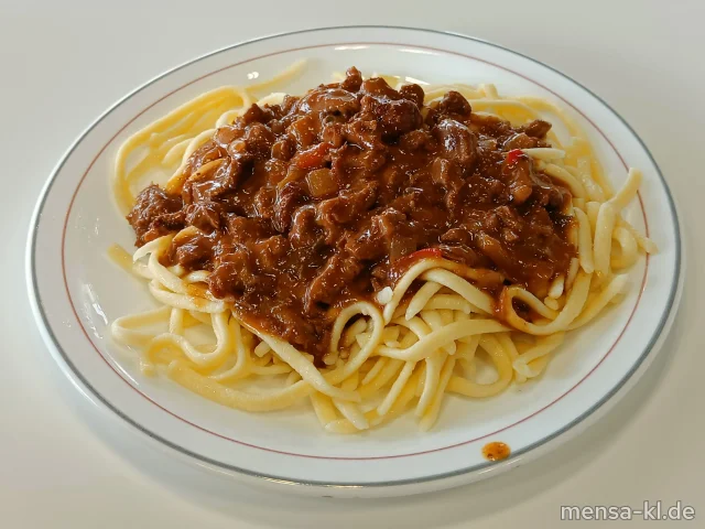 Rindergeschnetzeltes Stroganoff mit Zwiebeln, Gewürzgurke, Champignons und Paprika (9,La,Sf,R), Spätzle (Gl,Ei) und Salat