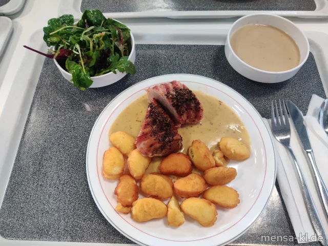 Schweinefilet im Speckmantel (2,3,S) an Sauce Bearnaise (1,Ei,La,Sf), dazu Pommes Dauphine (Ei,La) und Blattsalat mit Wildkräutern