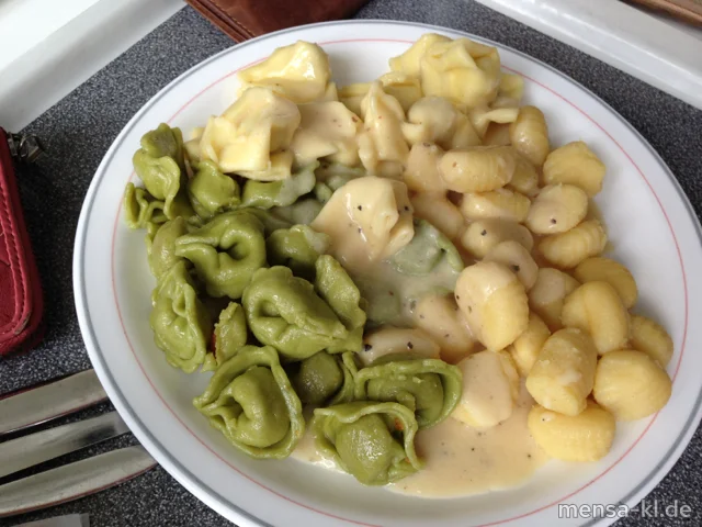 "Combinazione": Gnocchi (V), Tortellini mit Ricotta-Spinat-Füllung (V), Fagottini Pomodori (V), bunter-Pfeffer-Soße (V) und Salat (V)