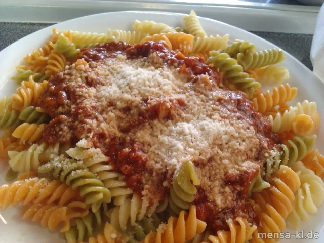 Penne-tricolore mit Sojabolognese, Grana Padano (2) und Salat