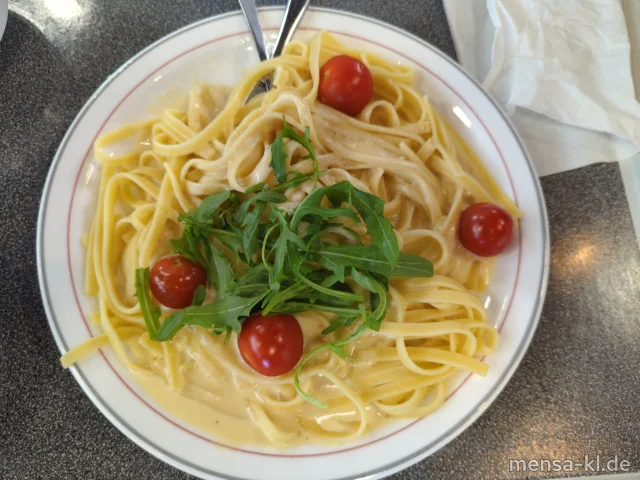 Pasta (1,Gl,Ei) mit Käse-Sahnesoße (Gl,La), Rucola und Kirschtomaten, dazu Salat