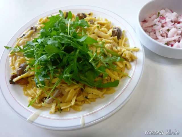 Spätzle-Schwammerl-Pfanne mit Rauke (Gl,Ei,La,V), Weißbiersoße (Gl,La,A,V) und Radisalat (1,5,9,Gl,Ei,La,Sw,So,V)